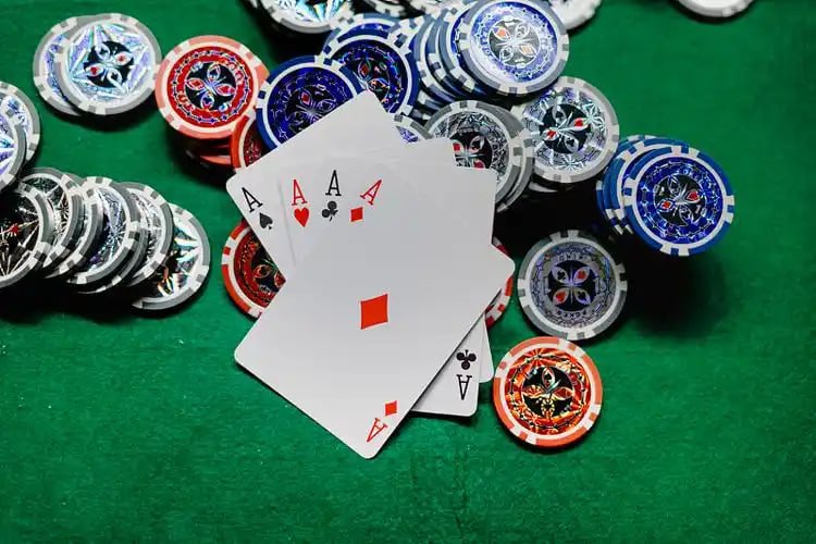 HD video stream တိုက်ရိုက်ထုတ်လွှင့်မှုဖြင့် live casino ကစားနေသောမြင်ကွင်း